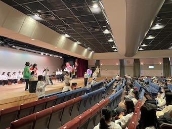 みゅーじっくふぇすた 短大生の演技に園児大喜び